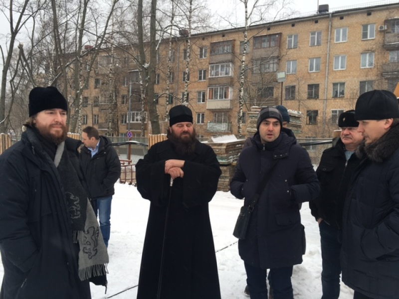 Епископ Бронницкий Парамон, управляющий Северо-Западного викариатством Москвы провел совещание на строительной площадке